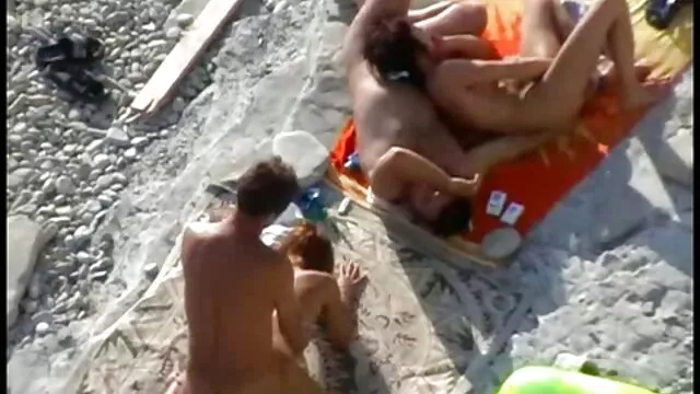 Um grande galo preto rasga vídeo pornô japonesa uma rata Loura De Pêlo.