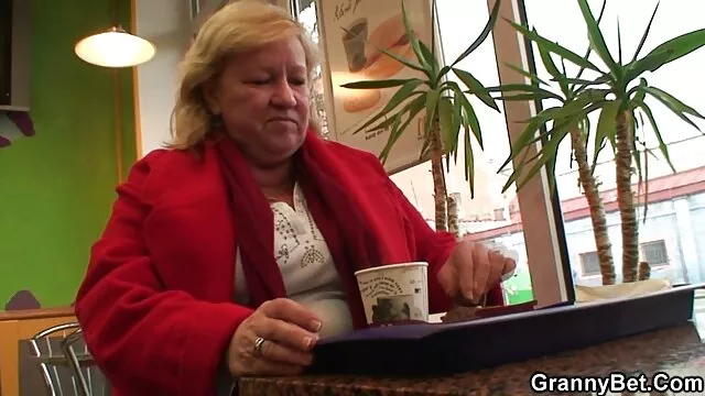 Twink pervertido perfurado depois de vídeo pornô com mulher casada 69.
