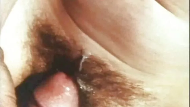 Uma morena excitada com mamas naturais, cheerleader a brincar filme pornô só com mulher com uma pila Grande, hardcore sensual.