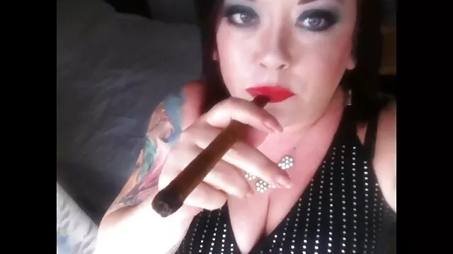 A Pequena Humpers-Milf com Mamas grandes engole a vídeo pornô de loira pila de um homem pequeno enquanto o marido dela está em casa.
