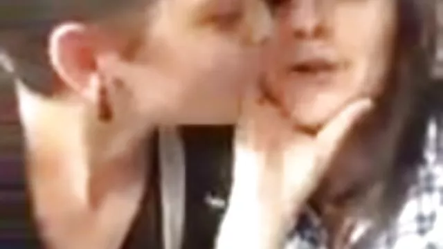 A jovem vídeo de pornô transando despe-se para o sexo sem perder o Rimming.