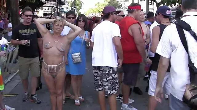 Ele acaricia profundamente a loira até que uma grande porção de esperma cobre a sua cara videos de sexo familia bonita.
