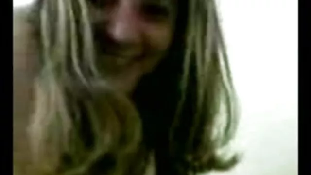 A Milf porno com mulheres negras toma banho, barbeia-se e depois brinca com brinquedos.