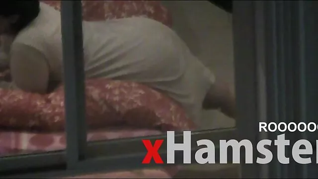 Família pecadora-Dinamarca Vega apanhou o padrasto a masturbar-se e ajoelhou-se para ajudar assistir vídeos pornográficos