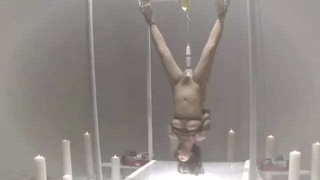 A tua porno noivas mulher Boazona segura-te na boneca enquanto ela é fodida