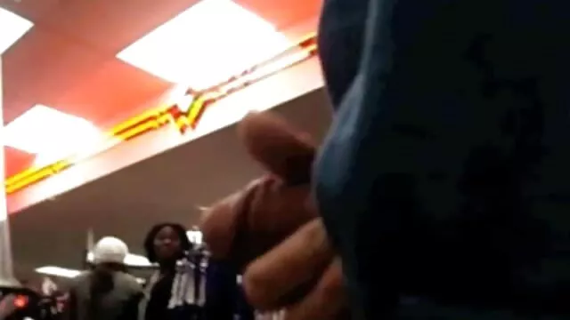 A meia-irmã provoca o irmão filme pornô duas mulheres e um homem no vídeo 4K do POV.