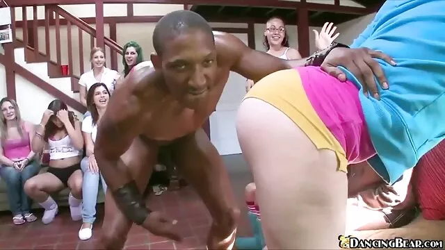 A Ebony babe quase foi apanhada filme pornô de mãe e filho a exibir-se e a foder-se em lojas de retalho.