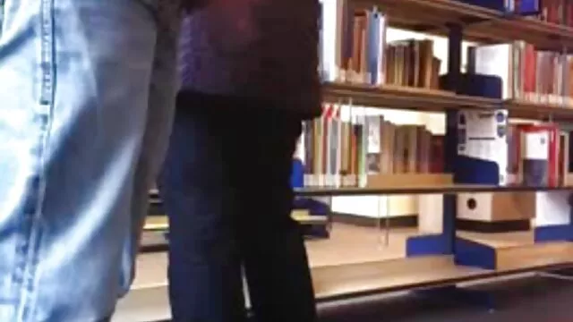 Jóias para fumar: vídeo pornô da atriz fumar enquanto brinca consigo mesmo