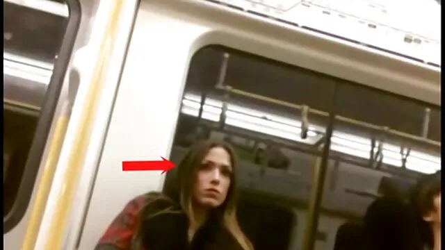 Cosplay babe fuma Fetiche no terraço e toca Mamas filme pornô em família