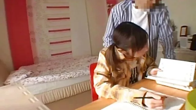 A miúda pequena leva uma pila grande no rabo xvídeo pornô