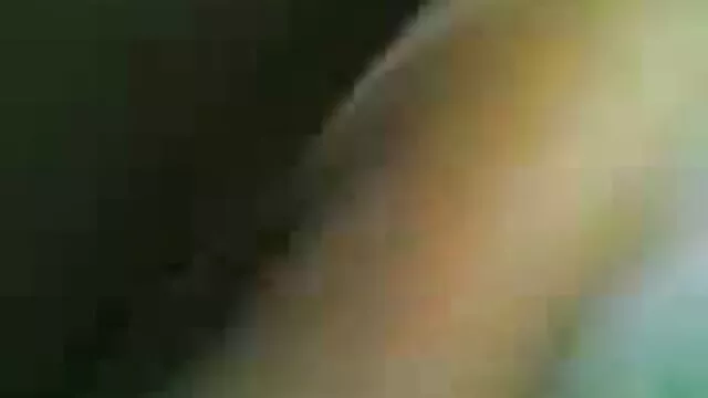 Um vídeo caseiro de beleza nua na xvídeo vídeo pornô banheira.