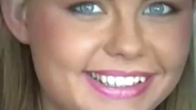 Cyrus vê uma morena pequena tentar nadar e mostra que não só seu pequeno corpo pode vídeo pornô doido brasileiro nadar, mas ela pode lidar com um grande galo também