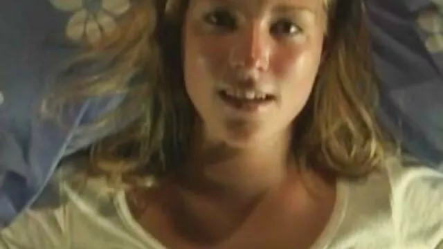 O tipo sensual sonha em foder vídeo filme pornô a cara, a esmagar o brinquedo.