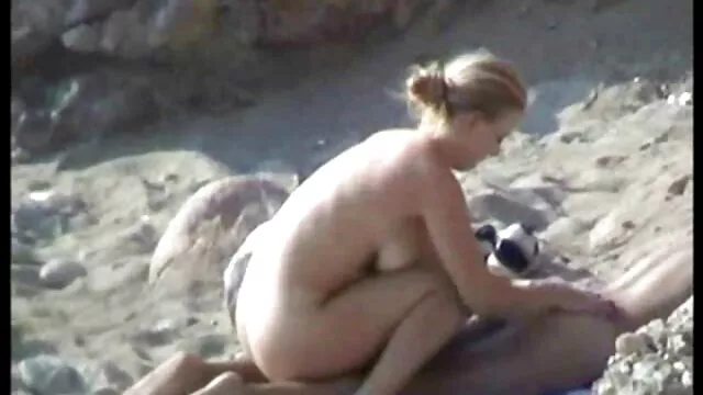 Ela chupa-me até me vir e depois limpa-me video porno na piscina a pose.