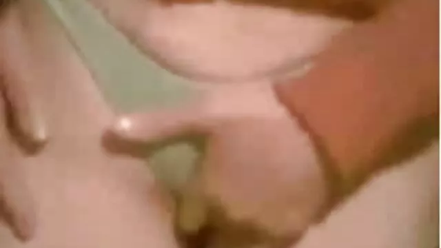 A Petite filme pornô com as novinhas fica sexy para seduzir o namorado para a comer.