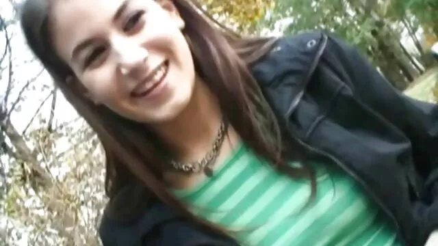 Um jovem vídeo pornô de homem sexual interrogado por um padre velho faz sexo pela primeira vez.