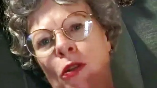 A pequena adolescente loira aperta um vibrador de 12 polegadas na sua rata molhada até ela esguichar 4K HD vídeo pornô mulher com mulher