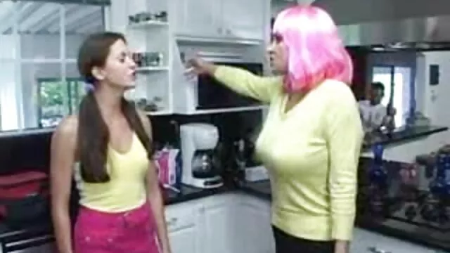Xemale na boca e no rabo abalroado por galos enormes filme pornô de freira