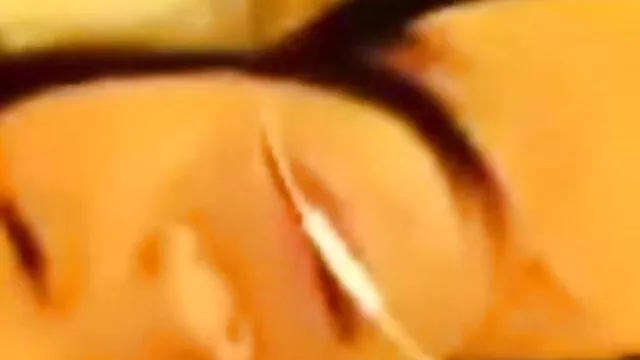 A minha porno mulher dormindo meia-irmã diz-me Bom dia com um broche profundo e de malha, com gengivas na cara e na boca.