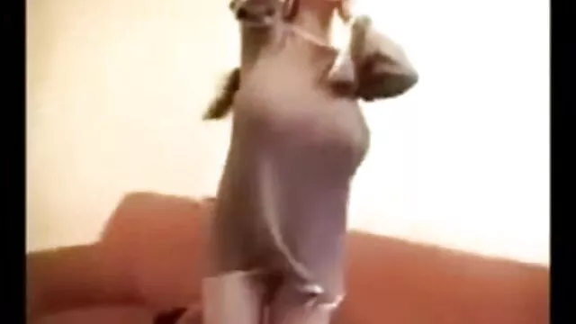 A morena mostra a filme de pornô de homem sua Rata peluda enquanto estica o rabo