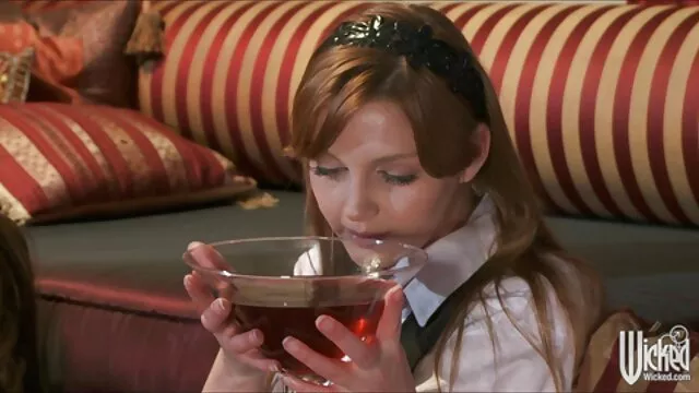 Coed aprende a beijar a meia-irmã eu quero assistir um filme pornô mais velha