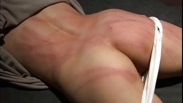 A miúda gira assistir o vídeo pornô solo usa o brinquedo para atingir o orgasmo.