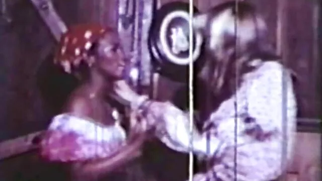 Rapariga asiática a engasgar-se com um broche vídeo de pornô mulher gorda desleixado com vibrador em Bukkake