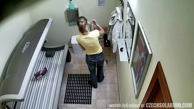 Miúda Ucraniana estupenda vídeo pornô homem comendo homem fodida no rabo e na rata pelos vizinhos.