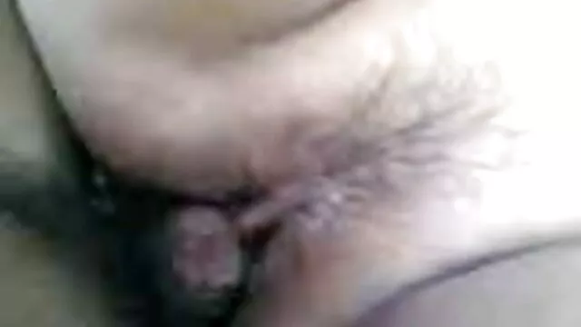 Atleta hetero masturba-se antes assistir vídeo pornô de lésbica do prazer oral do DILF.