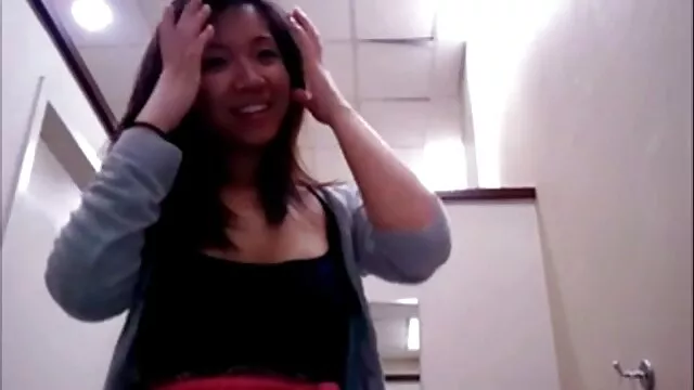 Asiático descalço após vídeo pornô com morena adoração dos pés