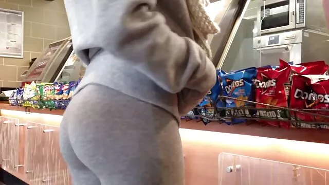Extremidades anal Ao ar livre com esperma quente no fundo vídeo de pornô de mulher morena