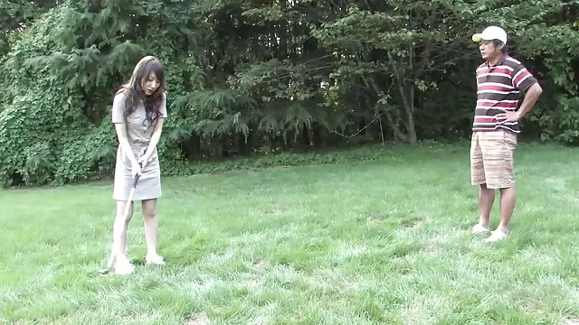 Uma rapariga amarrada videos de sexo hentai como um peru, e uma bola amordaçada na mesa, cc