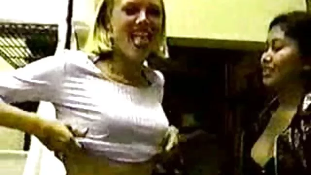 Apanhou-se a foder no chuveiro. vídeo pornô velho comendo novinha