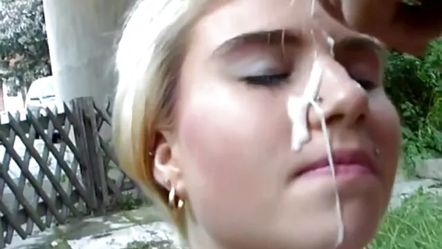 A mulher fica com o olho roxo pornô com paola oliveira ao pequeno-almoço em vídeo Amador.