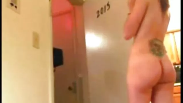 A loira marota e a amiga partilham uma pila num video porno com velha barco.