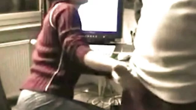 O cabrão do Whitezilla é a melhor opção para foder filme pornô com duas mulheres e um homem pela daddy girl.,